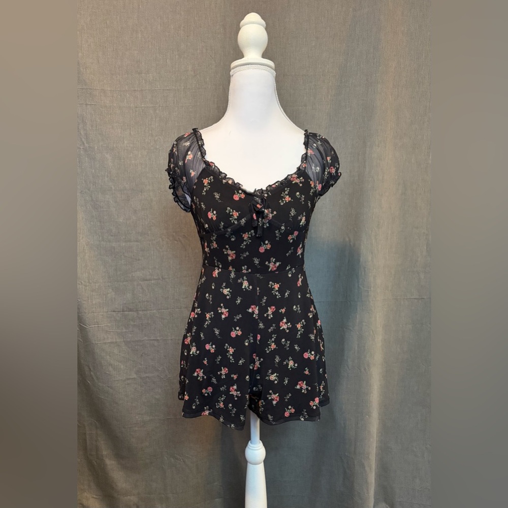 Full Tilt Junior Women’s Black Floral Romper, Size: Large, NWT